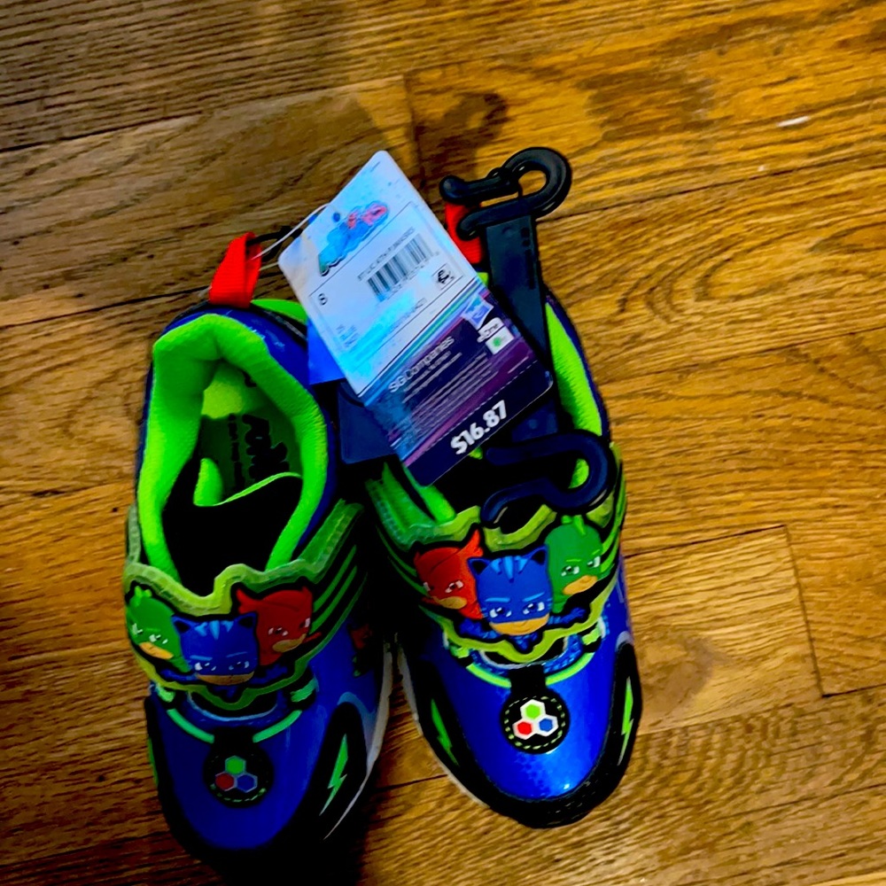 Size 8 pj masks light up sneakers